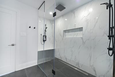 Salle de bain moderne avec douche à l'italienne